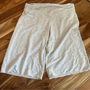 Lululemon BeCalm Mid-Rise Bermuda Short - Size 6